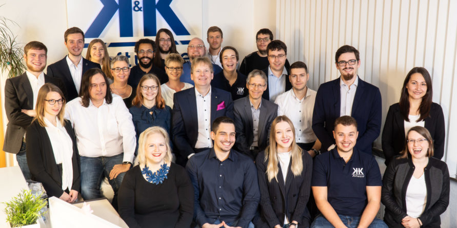 Das Foto zeigt die 27 Mitarbeiter der K&K Software AG.
